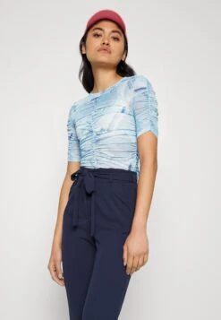 Good AmericanRUCHED - T-shirt Med Print - Light Blue 11 Good AmericanRUCHED - T-shirt Med Print - Light Blue -Henry Tiger Butik 07fcfeb998bd4f64b16fe2ed123e852f