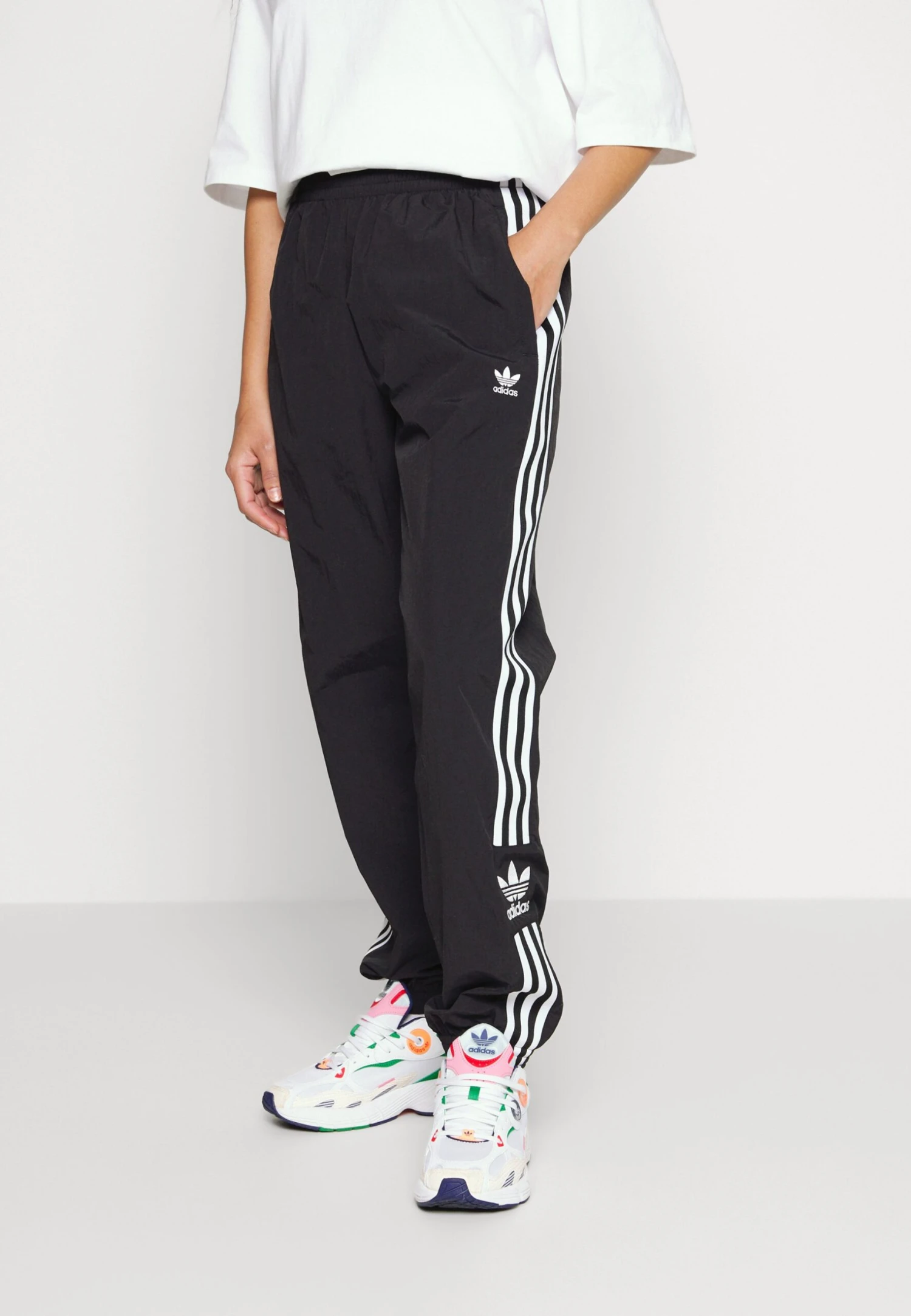 Adidas OriginalsCLASSICS LOCK UP TRACK PANTS - Träningsbyxor - Black 5 Adidas OriginalsCLASSICS LOCK UP TRACK PANTS - Träningsbyxor - Black - Bild 3