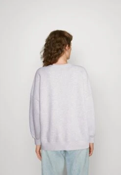 Abercrombie & FitchTHE SOFTAF MAX PATCH LONG SUNDAY CREW - Sweatshirt - Grey -Henry Tiger Butik 1d0569c32f6844828818abddbc1cd43f