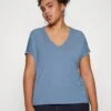 Vero Moda CurveVMAYA SS V-NECK VMA NOOS CURVE - T-shirt - Bas - China Blue -Henry Tiger Butik 2a6d62735ee941afb4c90594074fea01
