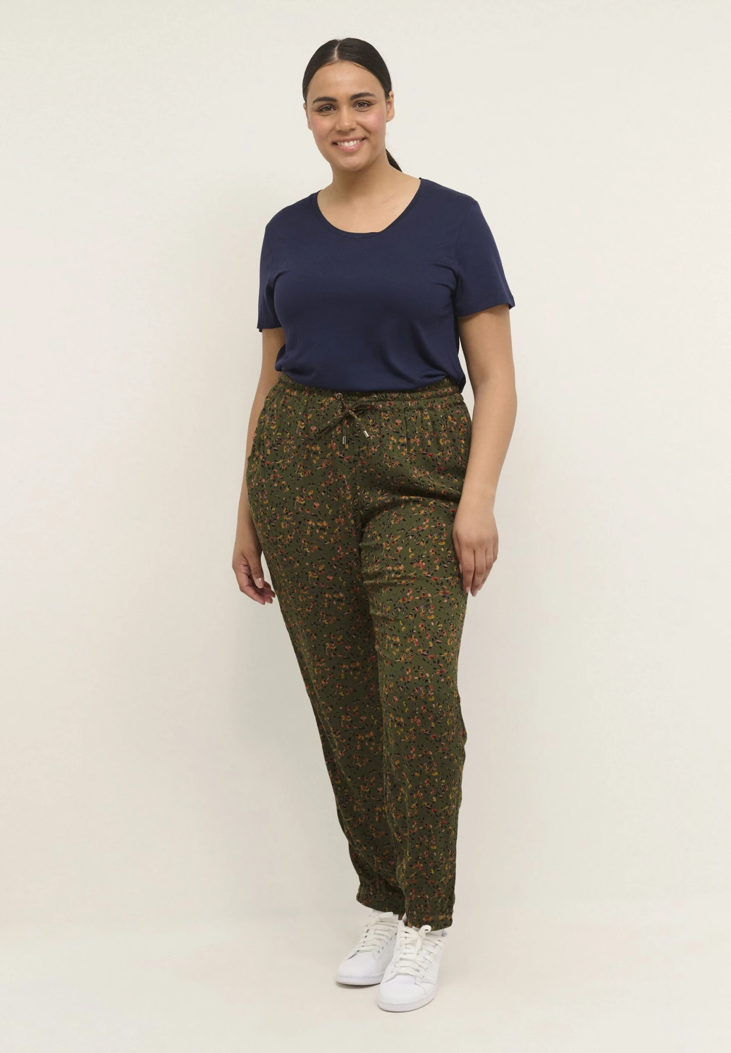 Kaffe CurveTygbyxor - Green Multi Col Flower Print 4 Kaffe CurveTygbyxor - Green Multi Col Flower Print - Bild 2