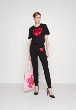 Love MoschinoT-shirt Med Print - Black -Henry Tiger Butik 3362f29bf9cb41d5a768fdf58a8957ec