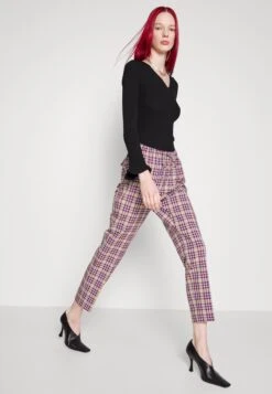 MAX & Co. MAX&Co.LAPPONIA - Tygbyxor - Red Pattern 11 MAX & Co. MAX&Co.LAPPONIA - Tygbyxor - Red Pattern -Henry Tiger Butik 3b8e9b66e3224d30b711cdd47c3e0daa