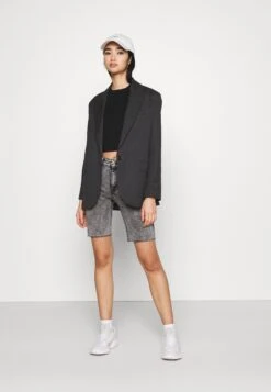 ONLYONLERICA LIFE MID RAW - Jeansshorts - Black Denim -Henry Tiger Butik 407e511d4af54e70ab40cef3f7e059b3