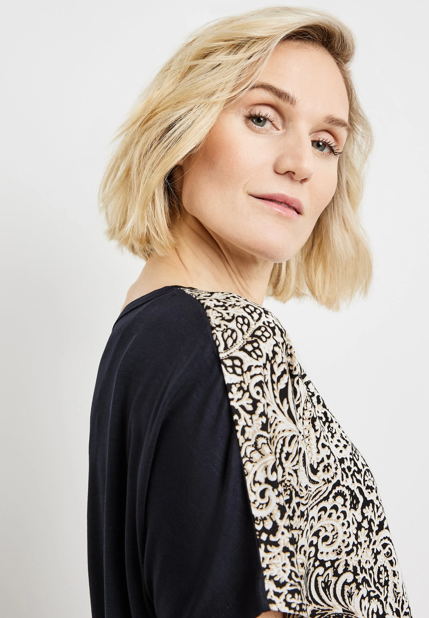 Gerry Weber1/2 ARM GEMUSTERTES KURZARMSHIRT MIT SEITENS - Blus - Schwarz Ecru Weiss Druck 5 Gerry Weber1/2 ARM GEMUSTERTES KURZARMSHIRT MIT SEITENS - Blus - Schwarz Ecru Weiss Druck - Bild 3