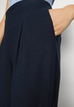 Vero Moda TallVMMYMILO WIDE PANTS - Tygbyxor - Navy Blazer -Henry Tiger Butik 69489888c2754cb1a7d1e9081a358b2c