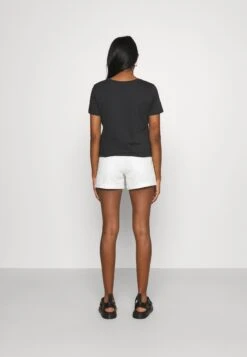 Vero ModaVMNINETEEN LOOSE SHORTS - Jeansshorts - Cloud Dancer -Henry Tiger Butik 6f7d76b474a248a9aea7f32431127352