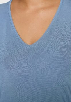 Vero Moda CurveVMAYA SS V-NECK VMA NOOS CURVE - T-shirt - Bas - China Blue -Henry Tiger Butik 7671f1b1d4db4510ab64580b3537a64f