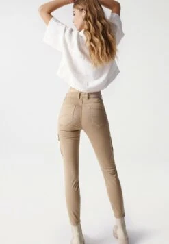 Salsa JeansSECRET GLAMOUR PUSH IN CROPPED - Jeans Slim Fit - Beige -Henry Tiger Butik 9499ede4845c47169ef9caab96908e1c