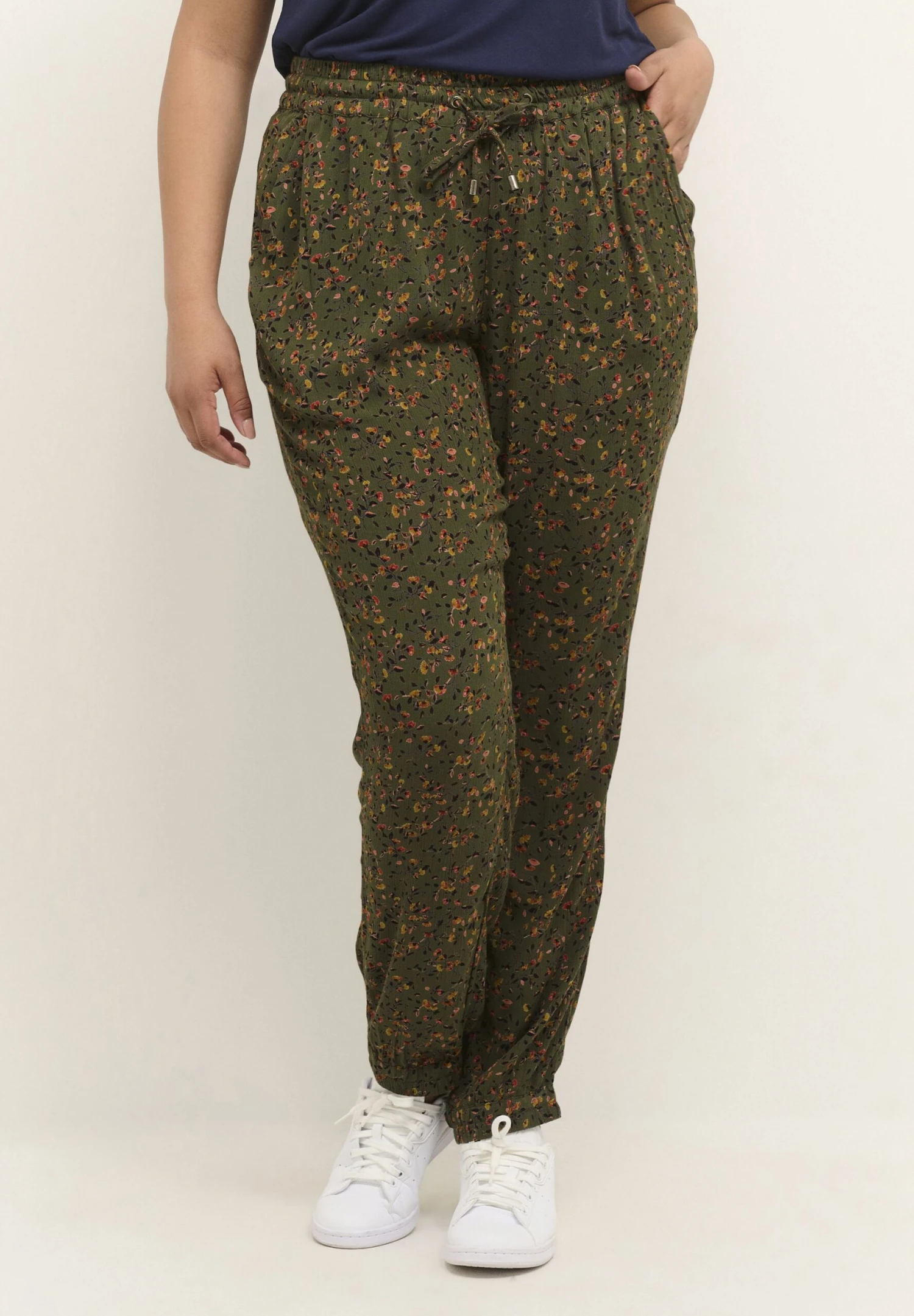 Kaffe CurveTygbyxor - Green Multi Col Flower Print 3 Kaffe CurveTygbyxor - Green Multi Col Flower Print