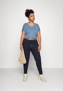 Vero Moda CurveVMAYA SS V-NECK VMA NOOS CURVE - T-shirt - Bas - China Blue -Henry Tiger Butik 9ff80079b72746edb4a729eb2cac0397