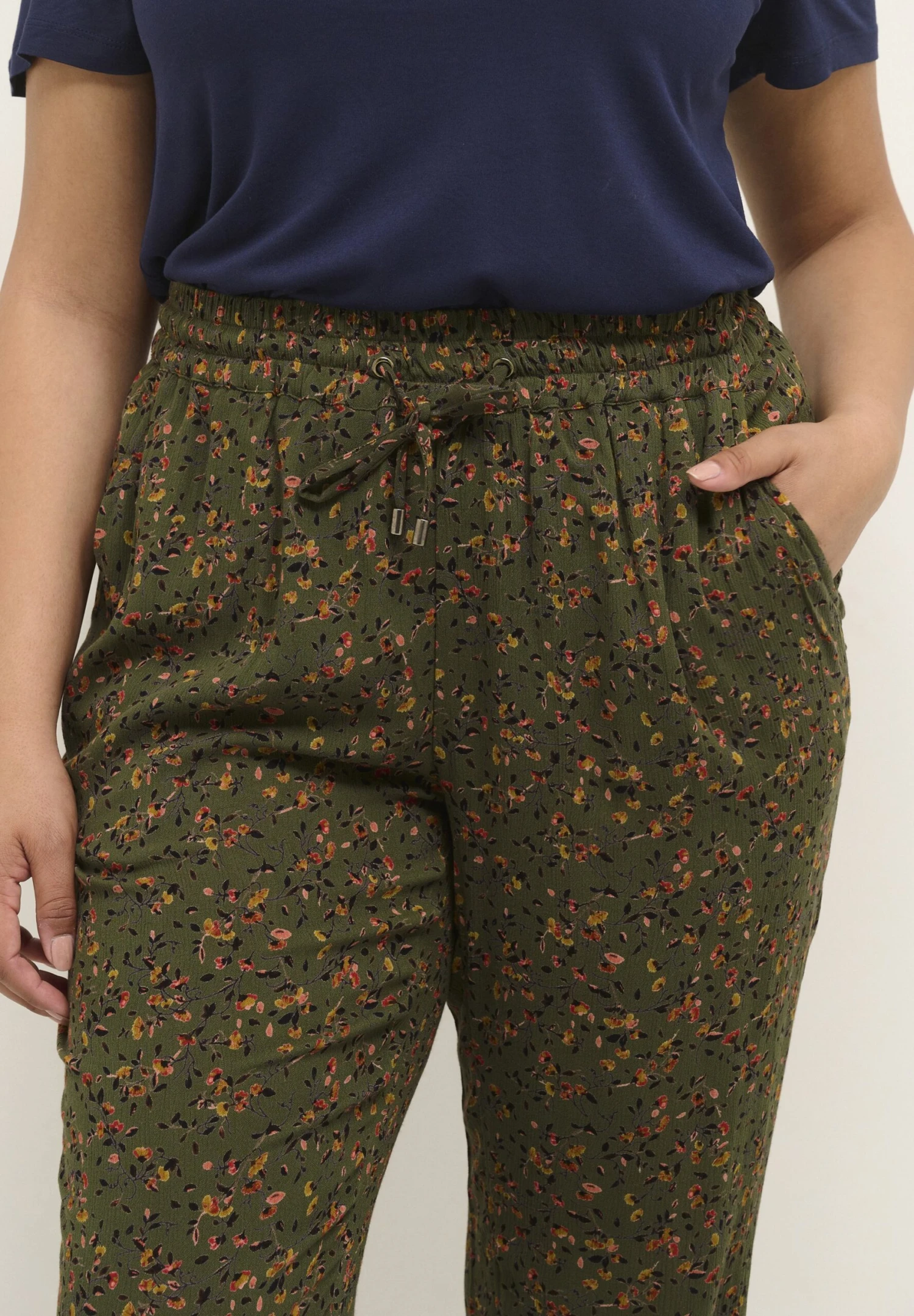 Kaffe CurveTygbyxor - Green Multi Col Flower Print 5 Kaffe CurveTygbyxor - Green Multi Col Flower Print - Bild 3