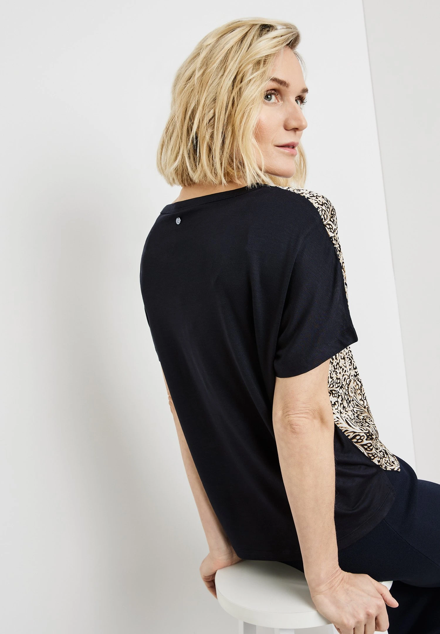 Gerry Weber1/2 ARM GEMUSTERTES KURZARMSHIRT MIT SEITENS - Blus - Schwarz Ecru Weiss Druck 6 Gerry Weber1/2 ARM GEMUSTERTES KURZARMSHIRT MIT SEITENS - Blus - Schwarz Ecru Weiss Druck - Bild 4