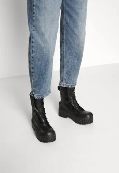 DRYKORNSHELTER - Jeans Straight Leg - Blue -Henry Tiger Butik bd4eb52c490a48ab856f56fd9224c03c