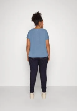 Vero Moda CurveVMAYA SS V-NECK VMA NOOS CURVE - T-shirt - Bas - China Blue -Henry Tiger Butik e8cedee6f2f64d12baf92b3b53ff86c8