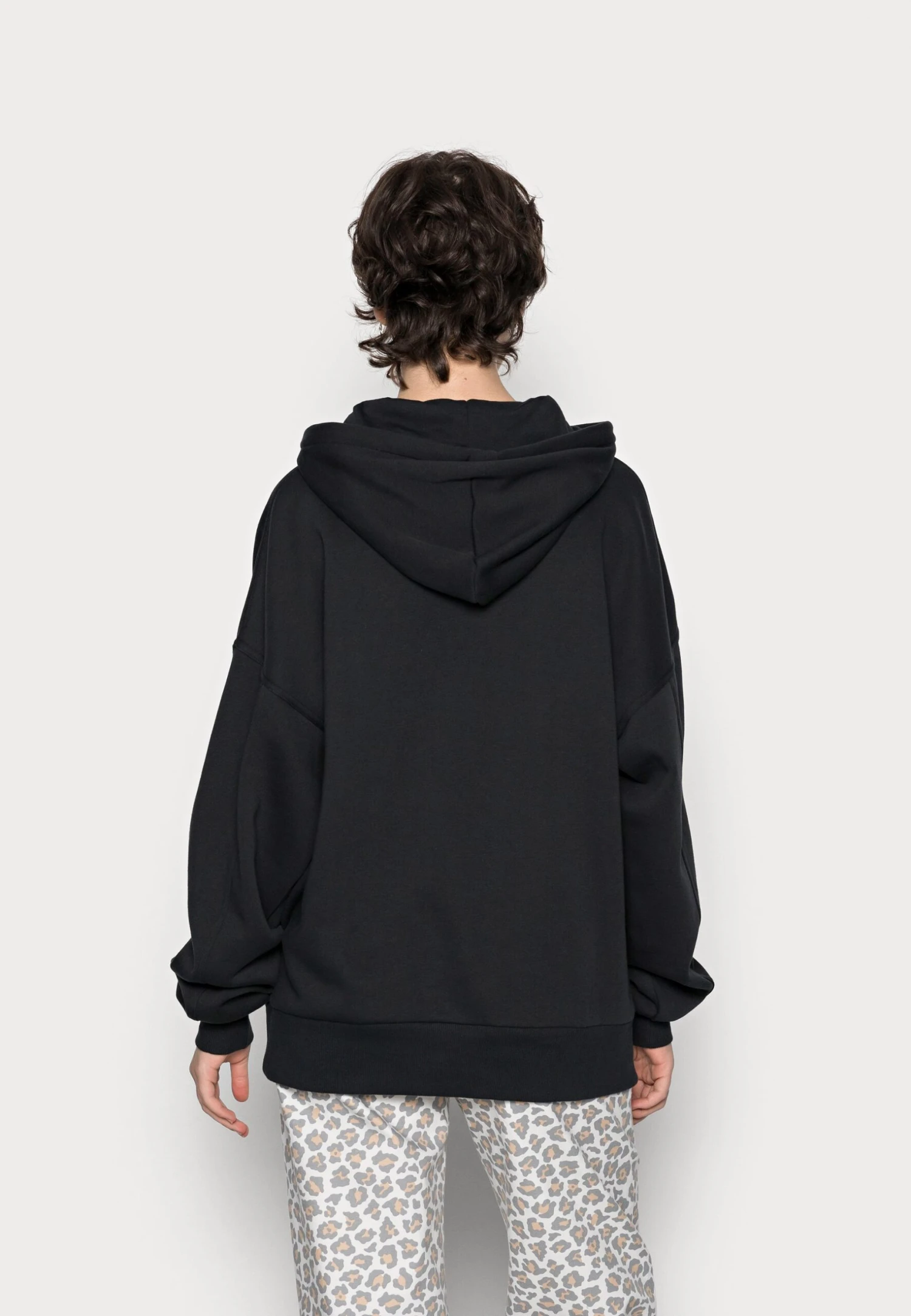 ConverseOVERSIZED HOODIE - Sweatshirt - Converse Black 5 ConverseOVERSIZED HOODIE - Sweatshirt - Converse Black - Bild 3
